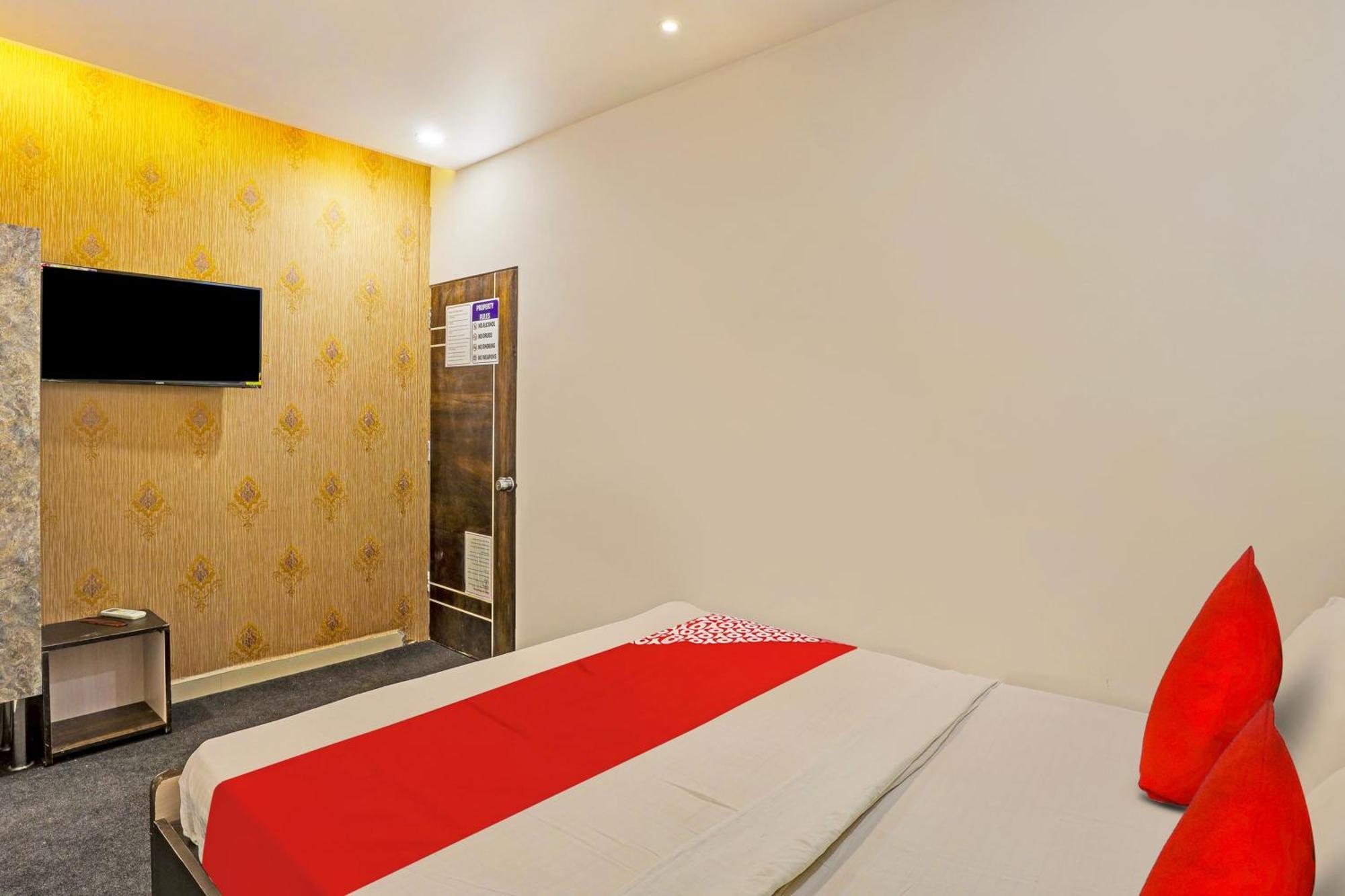 Hotel O Lotus Hotel Surat Exterior foto
